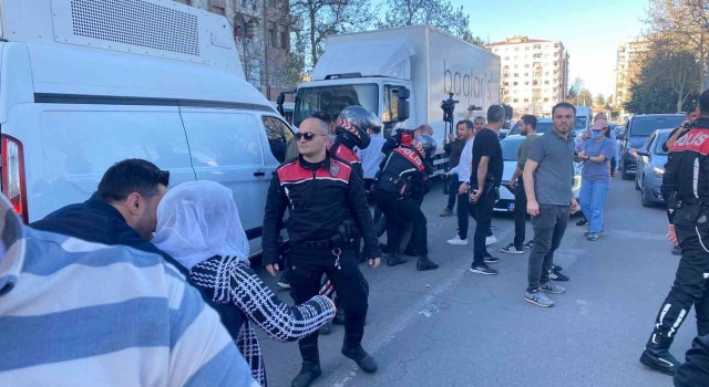 Diyarbakırda izinsiz yürümek isteyen DEMlilere polis müdahalesi