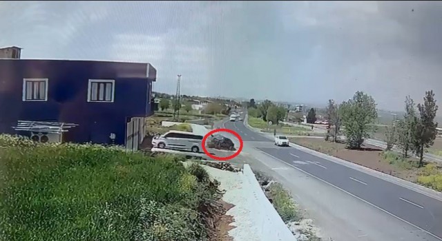 Diyarbakırda kontrolden çıkan otomobilin kaza anı güvenlik kamerasına yansıdı