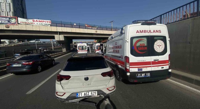 Diyarbakırda minibüs ile otomobil çarpıştı: 7 yaralı