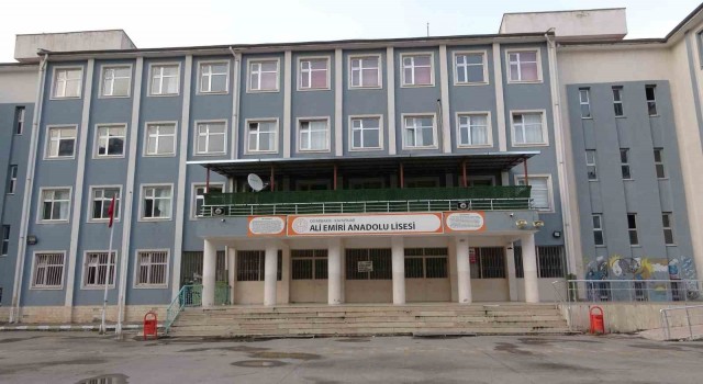Diyarbakırda okul müdürü öğrenci tarafından bıçaklandı
