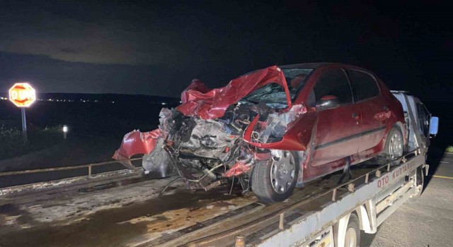 Diyarbakırda otomobil ile kamyonet çarpıştı: 3ü çocuk 13 yaralı