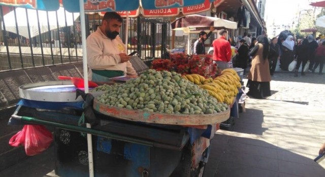 Diyarbakırda tezgaha çıkartılan çağla 100 liradan satılıyor