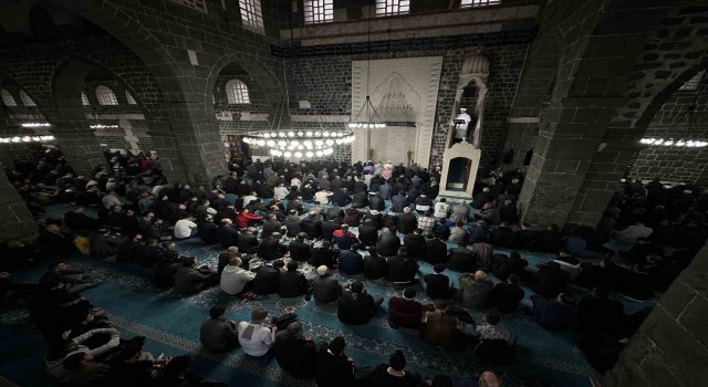 Diyarbakırda vatandaşlar bayram namazı için Ulu Camiye akın etti