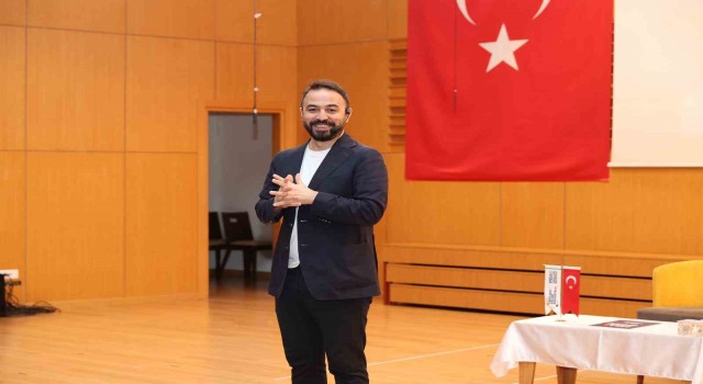 Doç. Dr. Özgür Bolat Sivasta Mutlu ve başarılı çocuk nasıl yetiştirilir? semineri ile ailelerle buluştu
