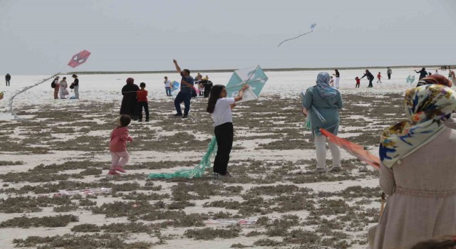 Doğa harikası Tuz Gölü semalarında uçurtmalar havalandı