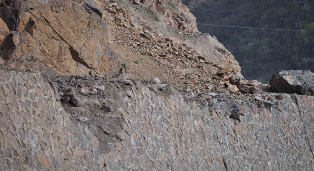 Doğu ve Güneydoğuyu Karadenize bağlayan yolda kaya düşmesi ve heyelan tehlikesi