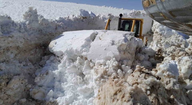 Doski Vadisinde 5 metrelik karla mücadele çalışması