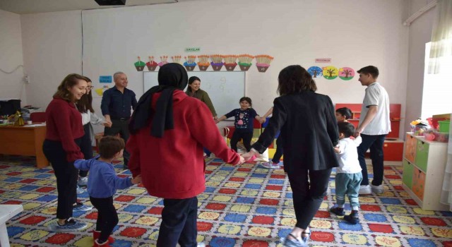 DOSTEK Koleji öğrencileri 23 Nisanda köy okullarındaki minikleri sevindirdi