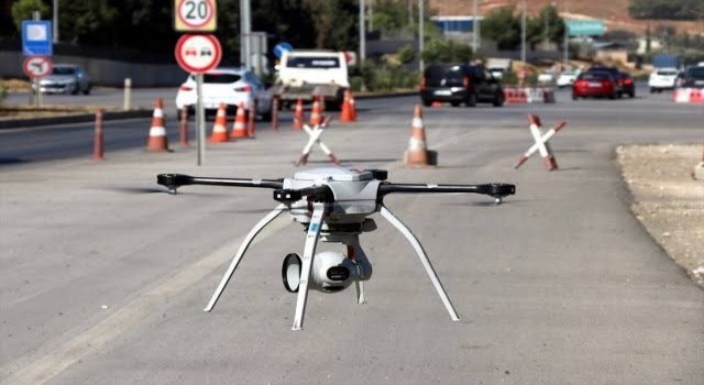 Drone tespit etti, emniyet şeritlerini kullanan sürücüye 6 bin 439 lira ceza uygulandı