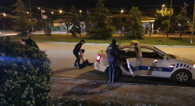 Dur ihtarına uymayan araçtaki kızlar polise zor anlar yaşattı