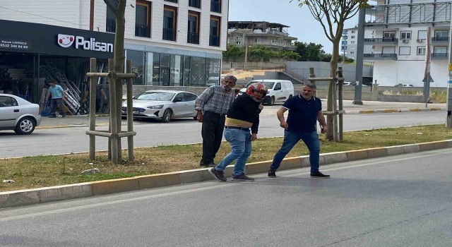 (Düzeltme) Motosiklet sürücüsü kaskı sayesinde kazayı ucuz atlattı