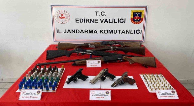 Edirnede ruhsatsız tabancalar ve tüfekler ele geçirildi: 2 gözaltı