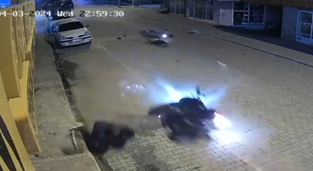Ehliyetsiz motosikletlilerin kazasında iki sürücü yaralandı