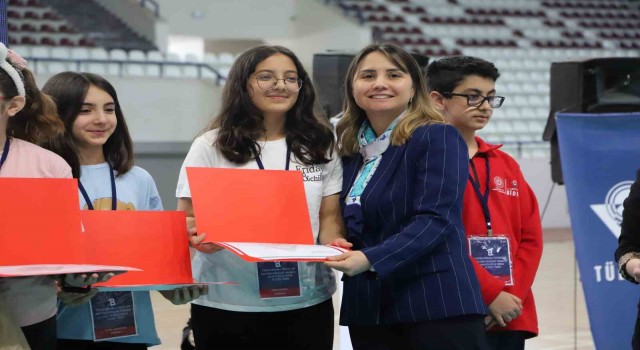 Elazığda dereceye giren öğrencilere ödülleri verildi
