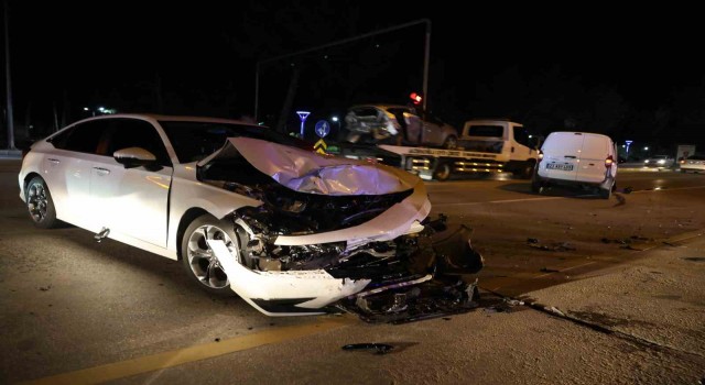 Elazığda hafif ticari araç ile otomobil çarpıştı: 1 yaralı