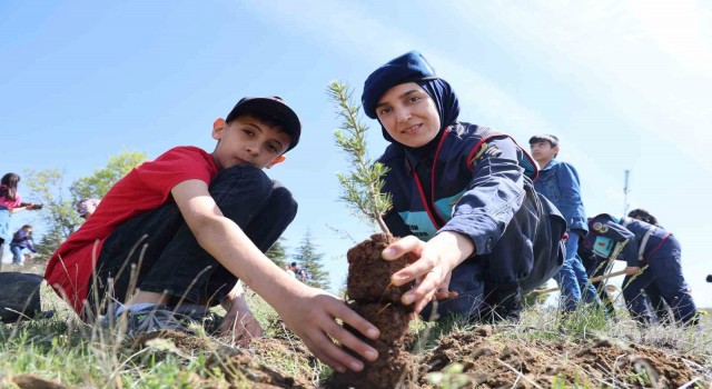 Elazığda jandarma ekipleri öğrencilerle birlikte fidan dikti