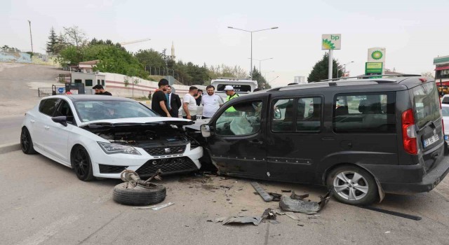 Elazığda otomobil ile hafif ticari araç kafa kafaya çarpıştı: 1 yaralı