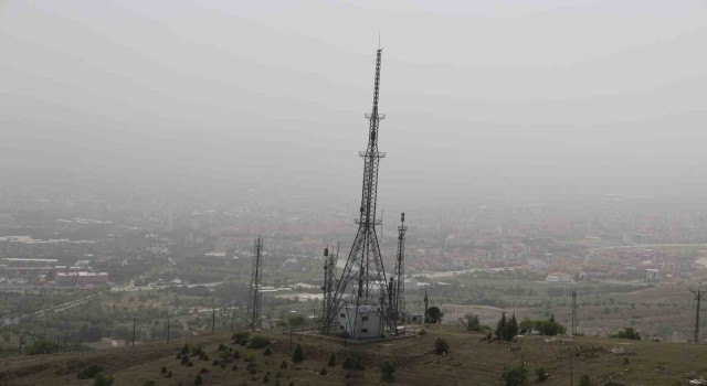 Elazığda toz taşınımı etkili oldu