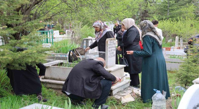 Elazığda vatandaşlar mezarlıklara akın etti