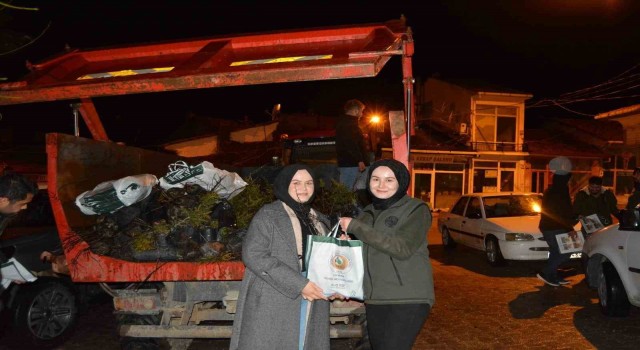 Emette halka fidan dağıtımı ve helva ikramı