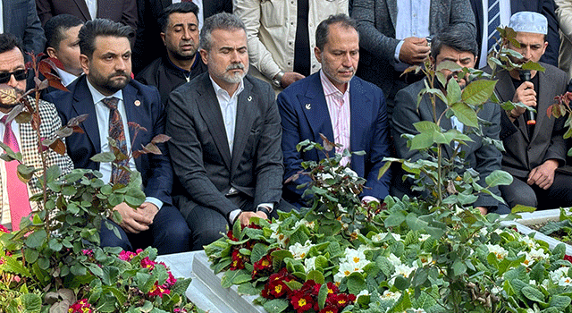 Erbakan, Babasının Mezarını Ziyaret Etti