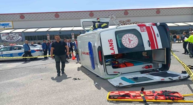 Erzincanda otomobil ile ambulans çarpıştı: 6 yaralı