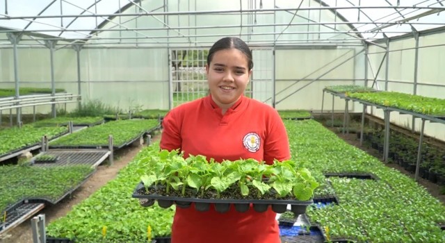 Erzincanda tarım bölümü öğrencileri hem öğreniyor, hem üretiyor