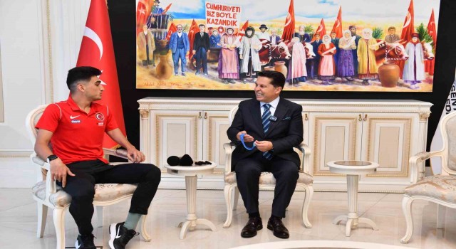 Esenyurt Belediye Başkanı Özer, Dünya Şampiyonu olan Milli Paratriatloncu Uğurcan Özeri makamında ağırladı