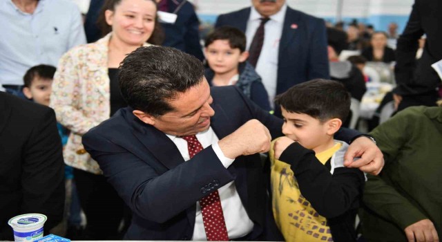 Esenyurt Belediye Başkanı Özer, iftar programında vatandaşlarla bir araya geldi