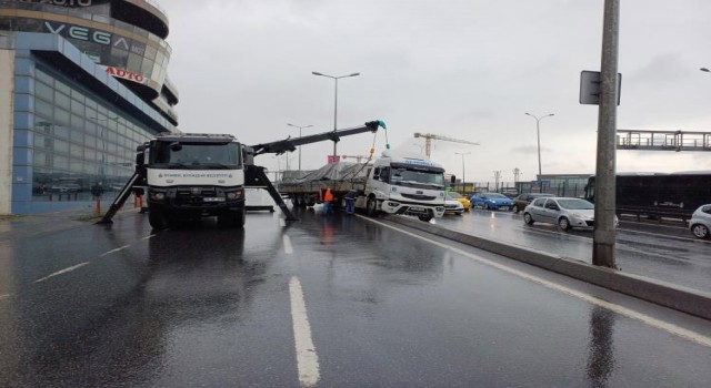 Esenyurt E-5 yan yolda tır refüje çıktı