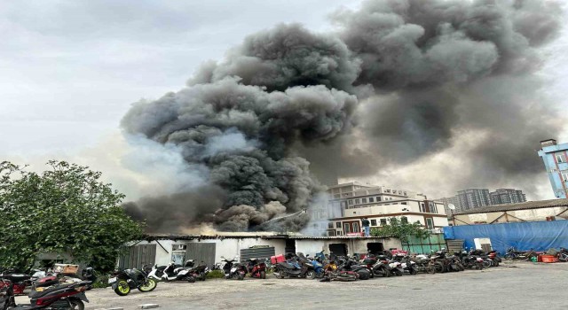 Esenyurtta fabrika yangını: Yaklaşık 2 saatlik çalışmayla kontrol altına alındı