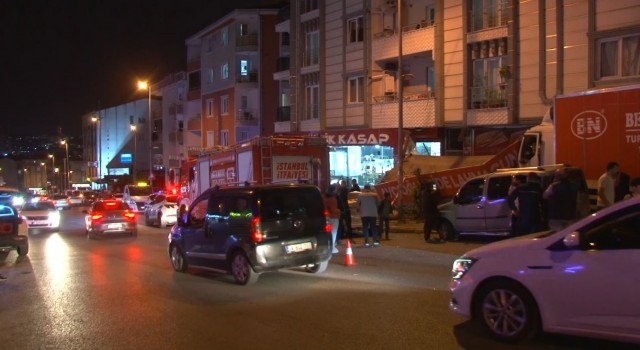 Esenyurtta kayan kamyon 11 araca çarpıp, pideci dükkanına girdi