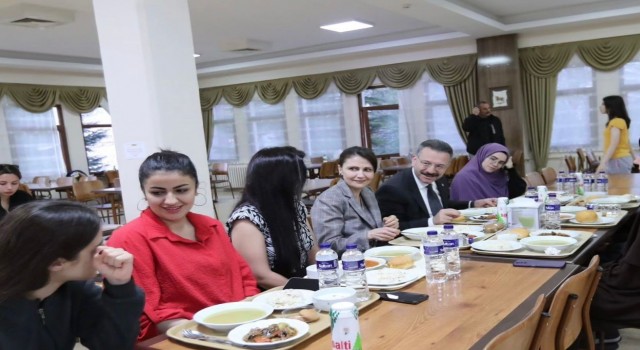 Eskişehir Valisi Hüseyin Aksoy ve eşi Hülya Aksoy KYK Yurdunda kalan kız öğrencilerle buluştu