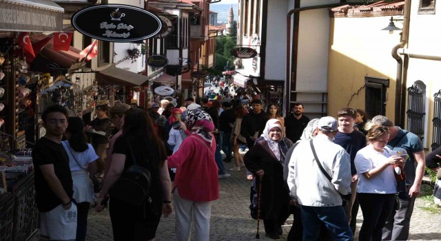 Eskişehirde yerli turist yoğunluğu esnafın yüzünü güldürdü