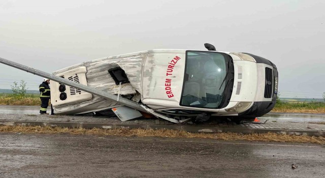 Fabrika servisi devrildi: 7 yaralı