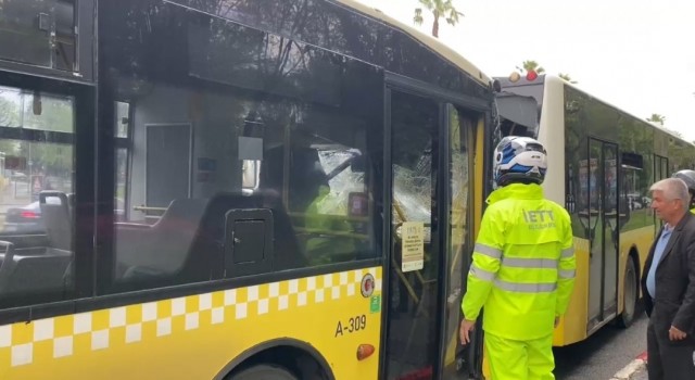 Fatihte durağa yanaşan İETT otobüsü, başka bir otobüse çarptı: Bazı yolcular hafif şekilde yaralandı
