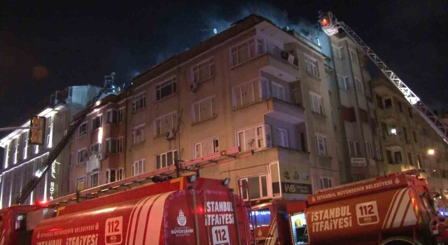 Fatihte korkutan yangın: Binanın çatısı alev alev yandı