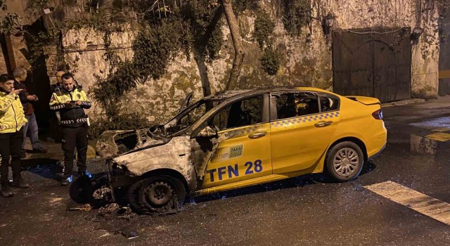 Fatihte ticari taksi alev alev yandı
