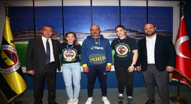 Fenerbahçe Başkanı Ali Koç, şampiyon boksörlerle bir araya geldi