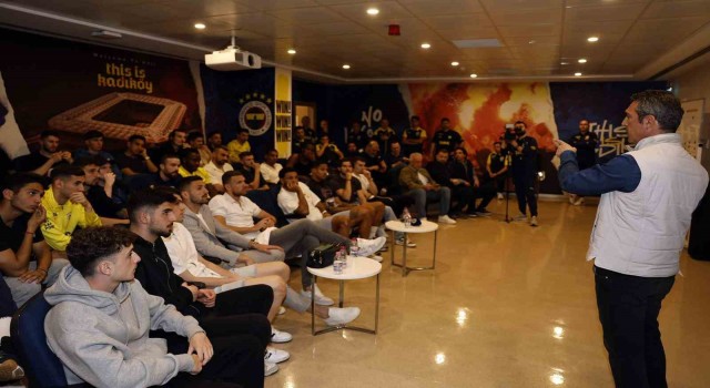 Fenerbahçede Başkan Ali Koç ve yönetim kurulu, futbol takımıyla bir araya geldi
