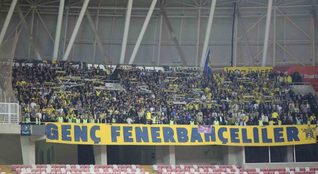 Fenerbahçeli taraftarlar takımını yalnız bırakmadı