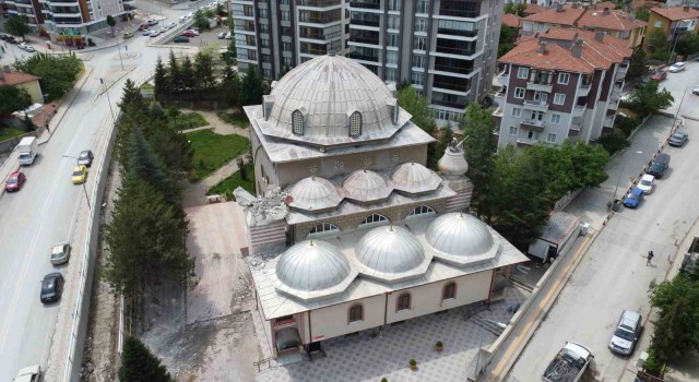 Fırtınada bir minaresi devrilen caminin diğer minaresinin kontrollü yıkımı tamamlandı