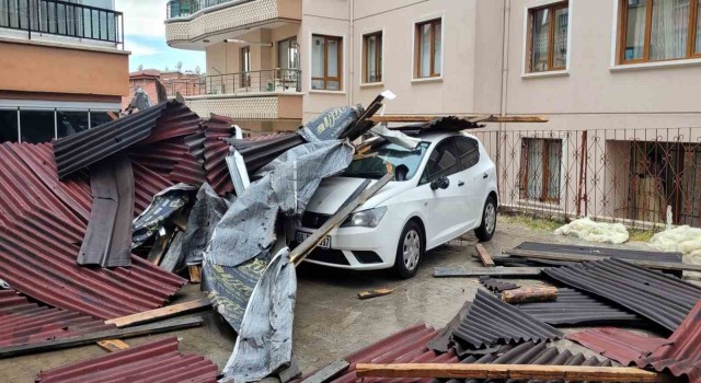 Fırtınada uçan çatı, park halindeki otomobillerin üzerine devrildi