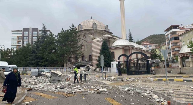 Fırtınaya dayanamayan cami minaresi yıkıldı