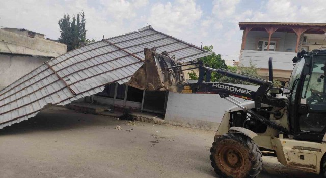 Gaziantepte etkili olan rüzgar bir evin çatısını uçurdu