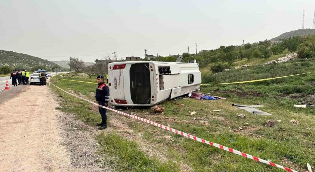 Gaziantepte yolcu taşıyan midibüs devrildi: 1 ölü, 7 yaralı
