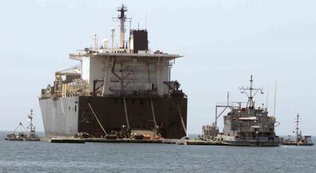 Gazzeye liman inşası için giden ABD Donanmasına ait geminin makine dairesinde yangın çıktı