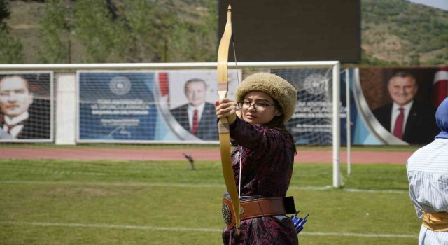 Geleneksel Türk Okçuluğu sporcuları, geleneksel kıyafetleriyle Gümüşhanede yarıştı