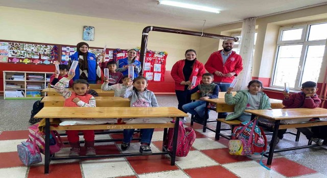 Gençlik Merkezi Üyelerinden köy okullarındaki öğrencilere iç ısıtan hediye