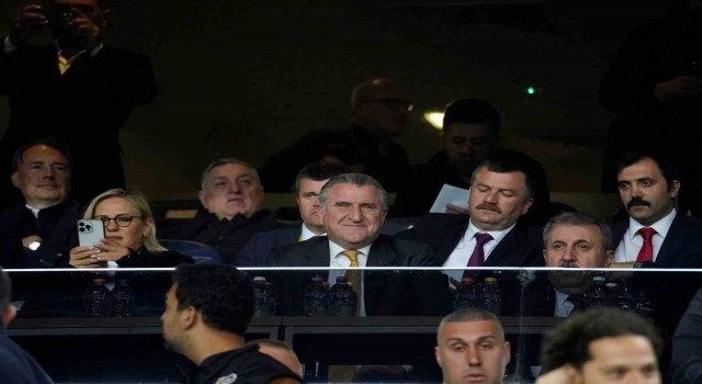 Gençlik ve Spor Bakanı Osman Aşkın Bak, Fenerbahçe - Olympiakos maçını tribünden takip etti
